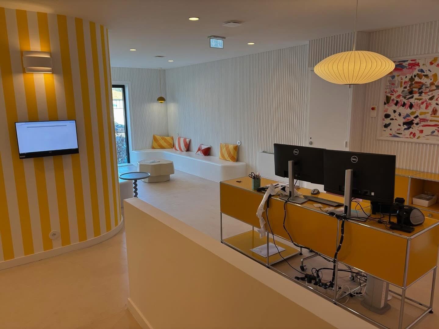 Espace d’accueil aménagé avec mobilier et décoration intérieure