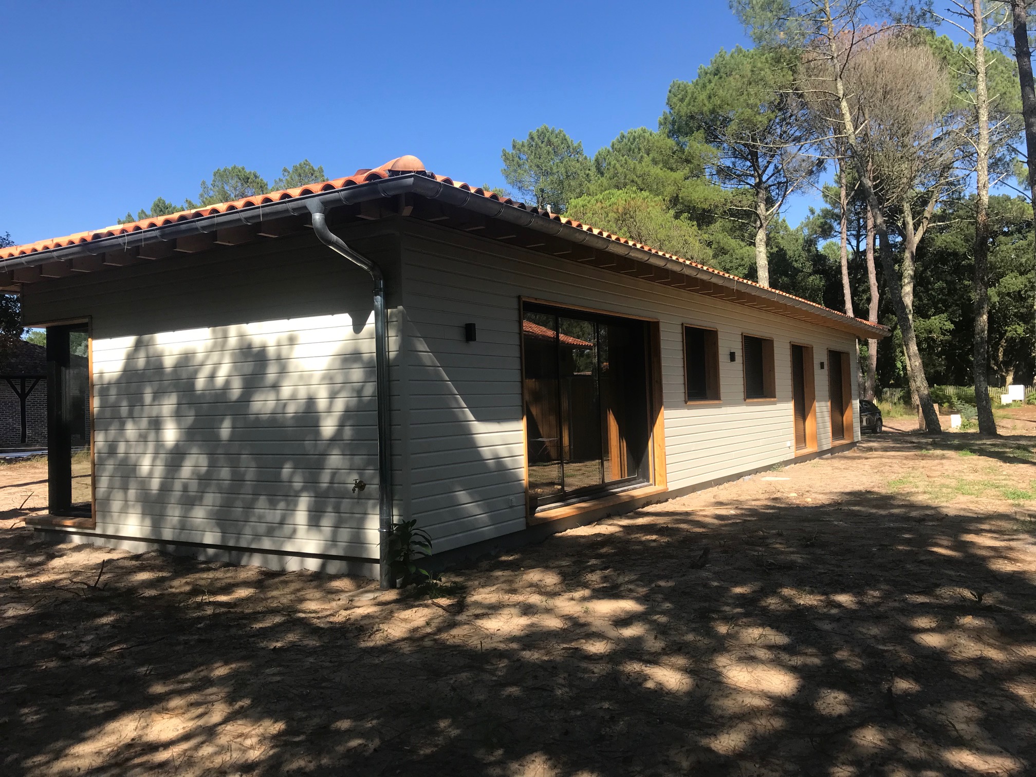 Maison à ossature bois photographiée au crépuscule