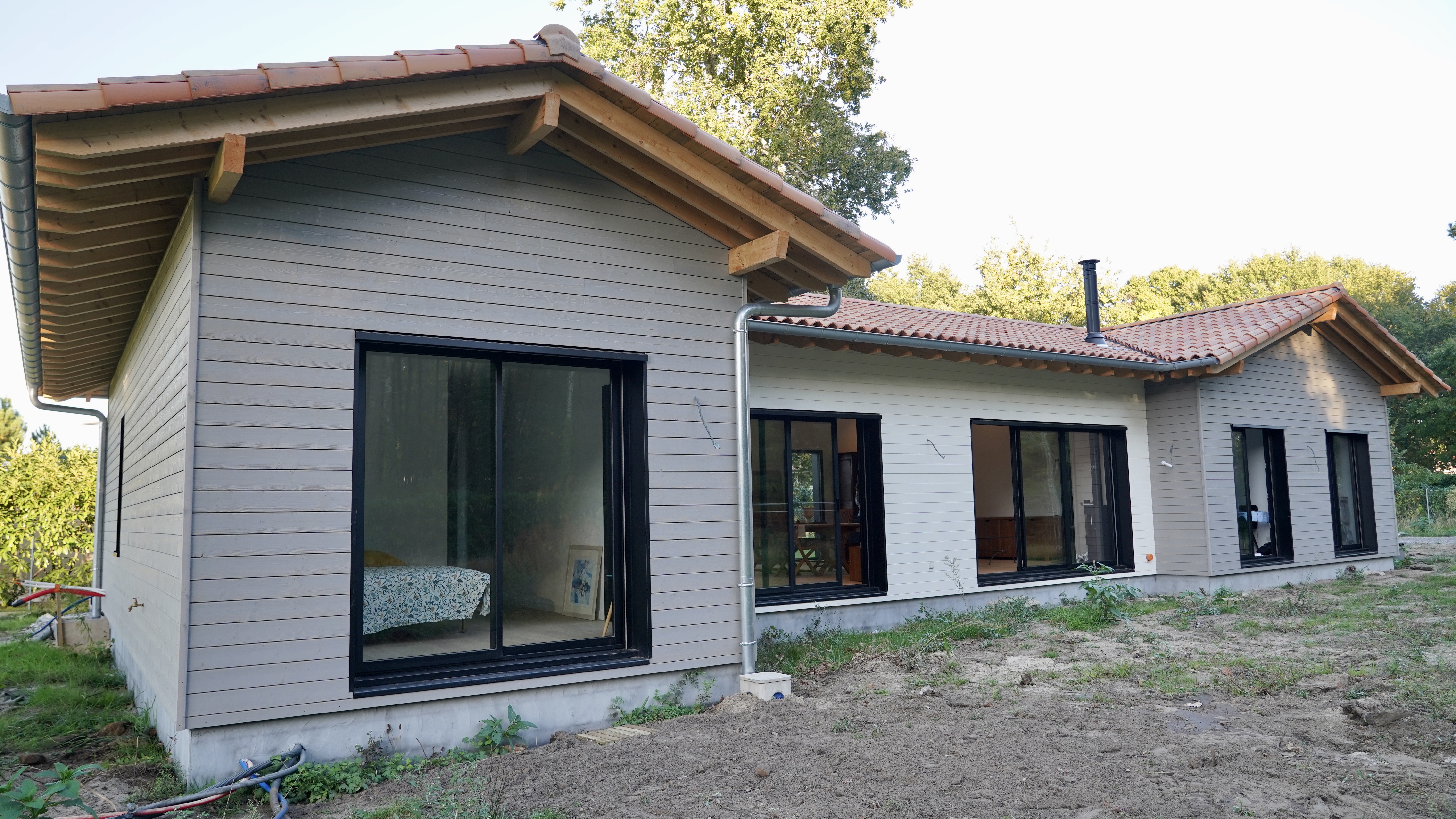 Maison à ossature bois sous les pins