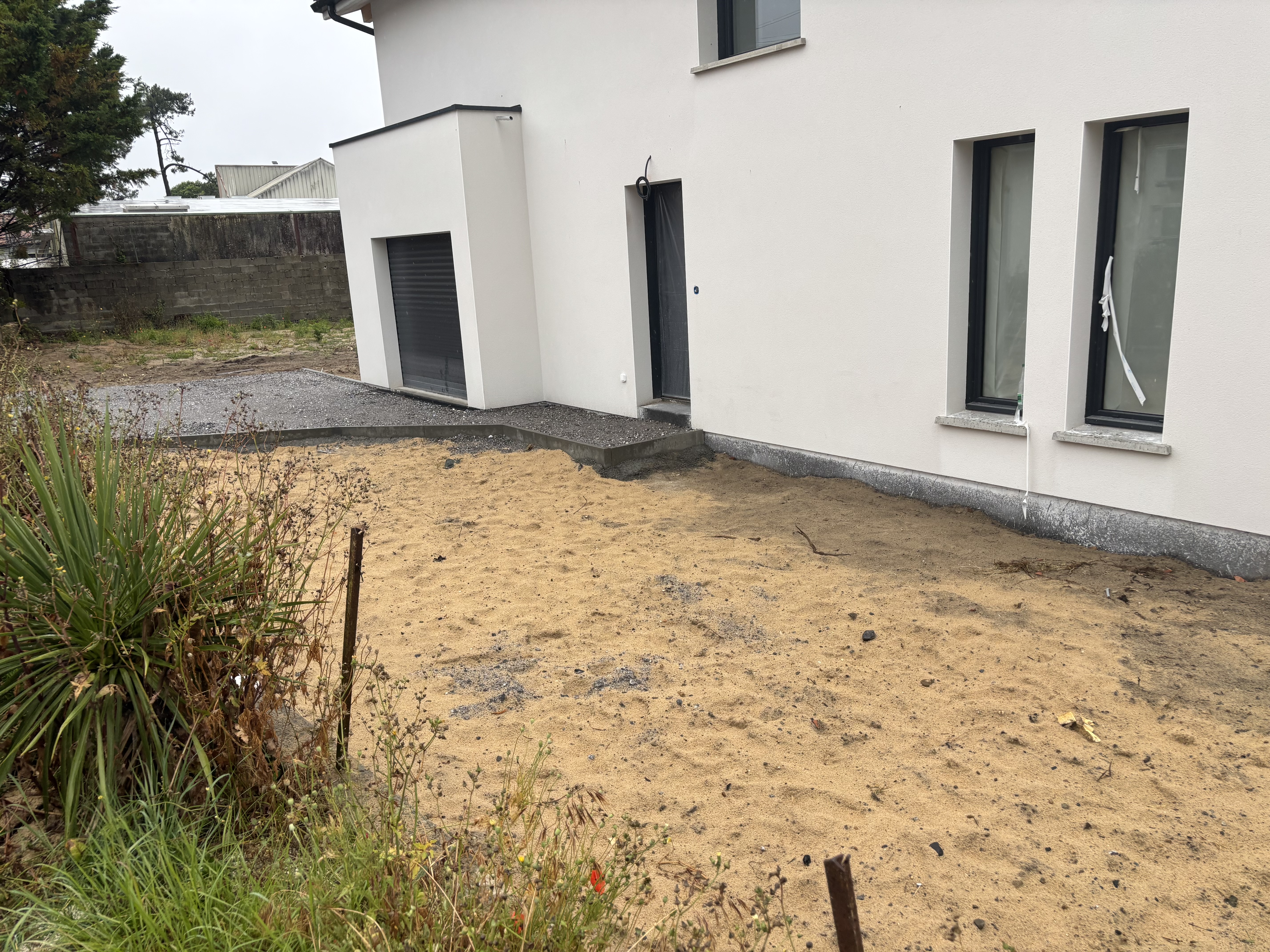 Maison contemporaine en cours de réalisation, vue extérieure