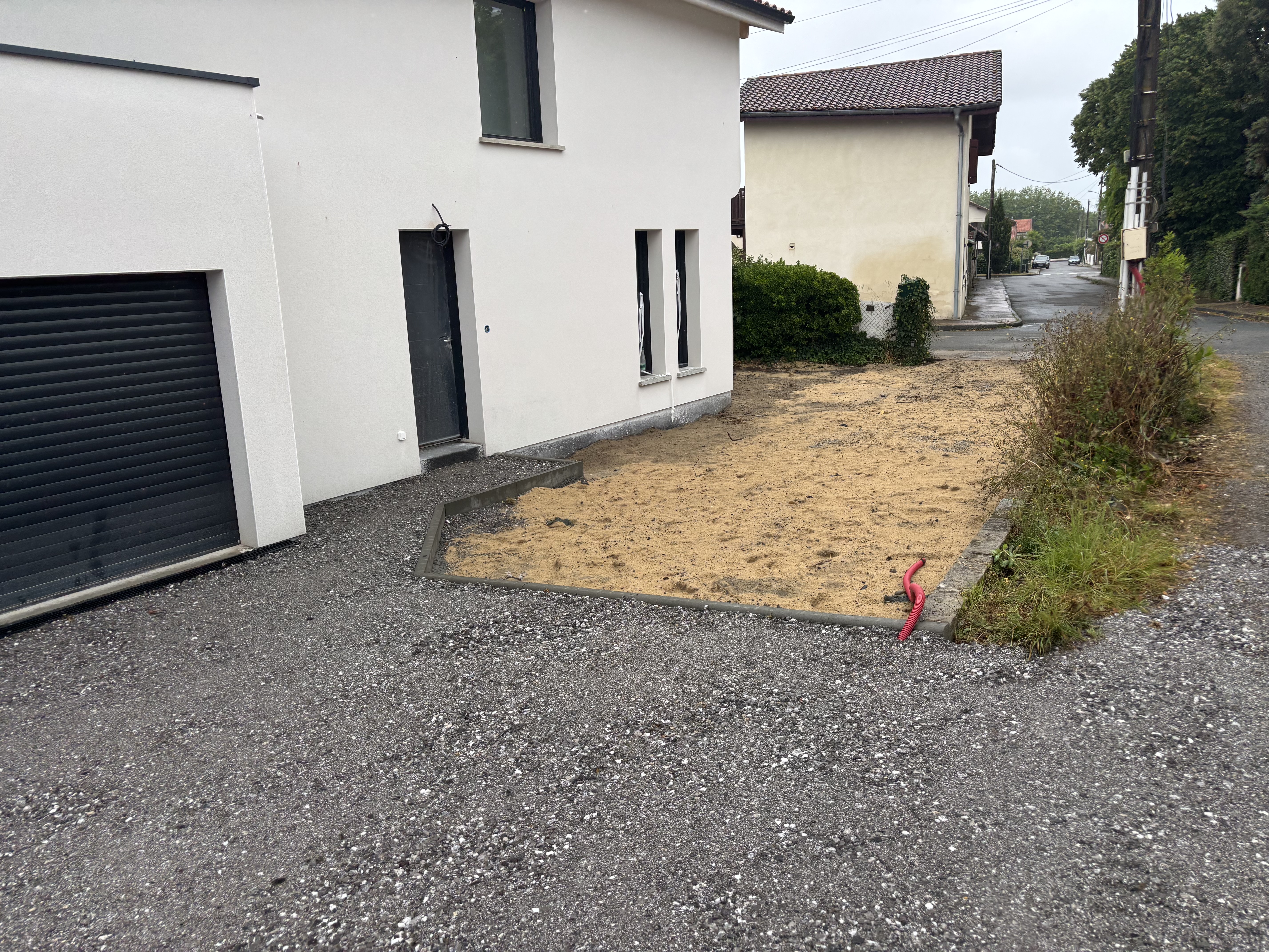 Maison contemporaine en cours de réalisation, vue côté rue