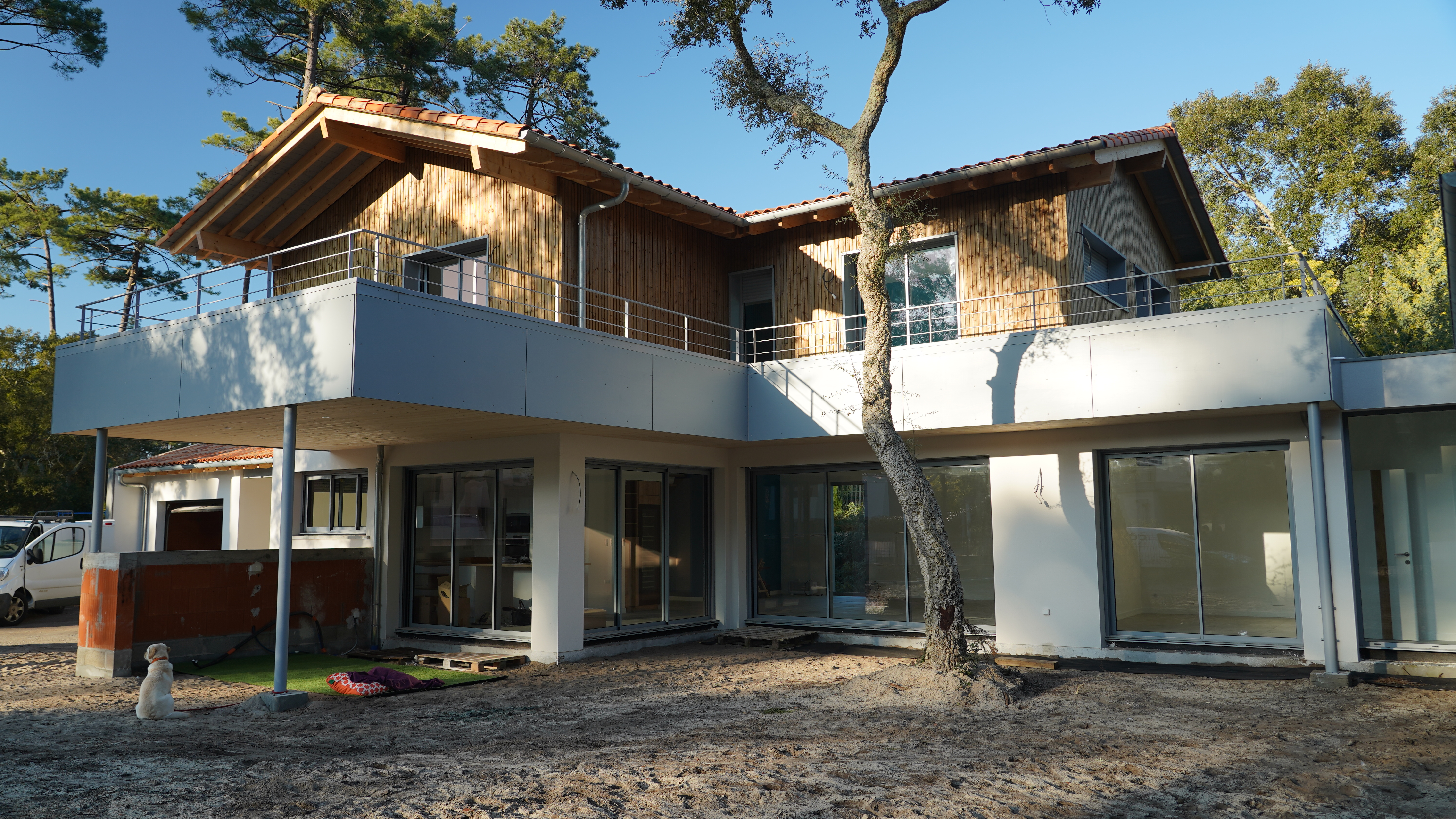Maison à ossature bois dans un environnement de pins