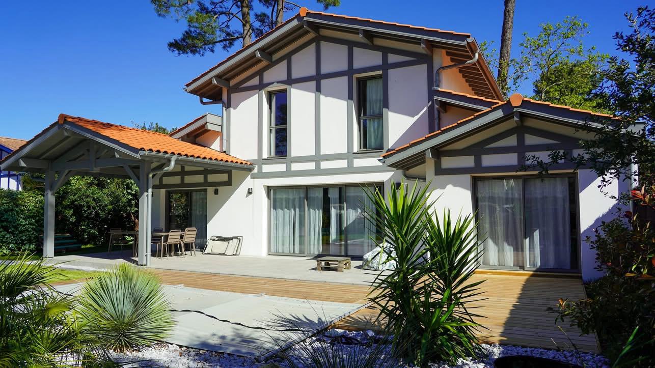Maison individuelle avec toiture en tuiles et jardin