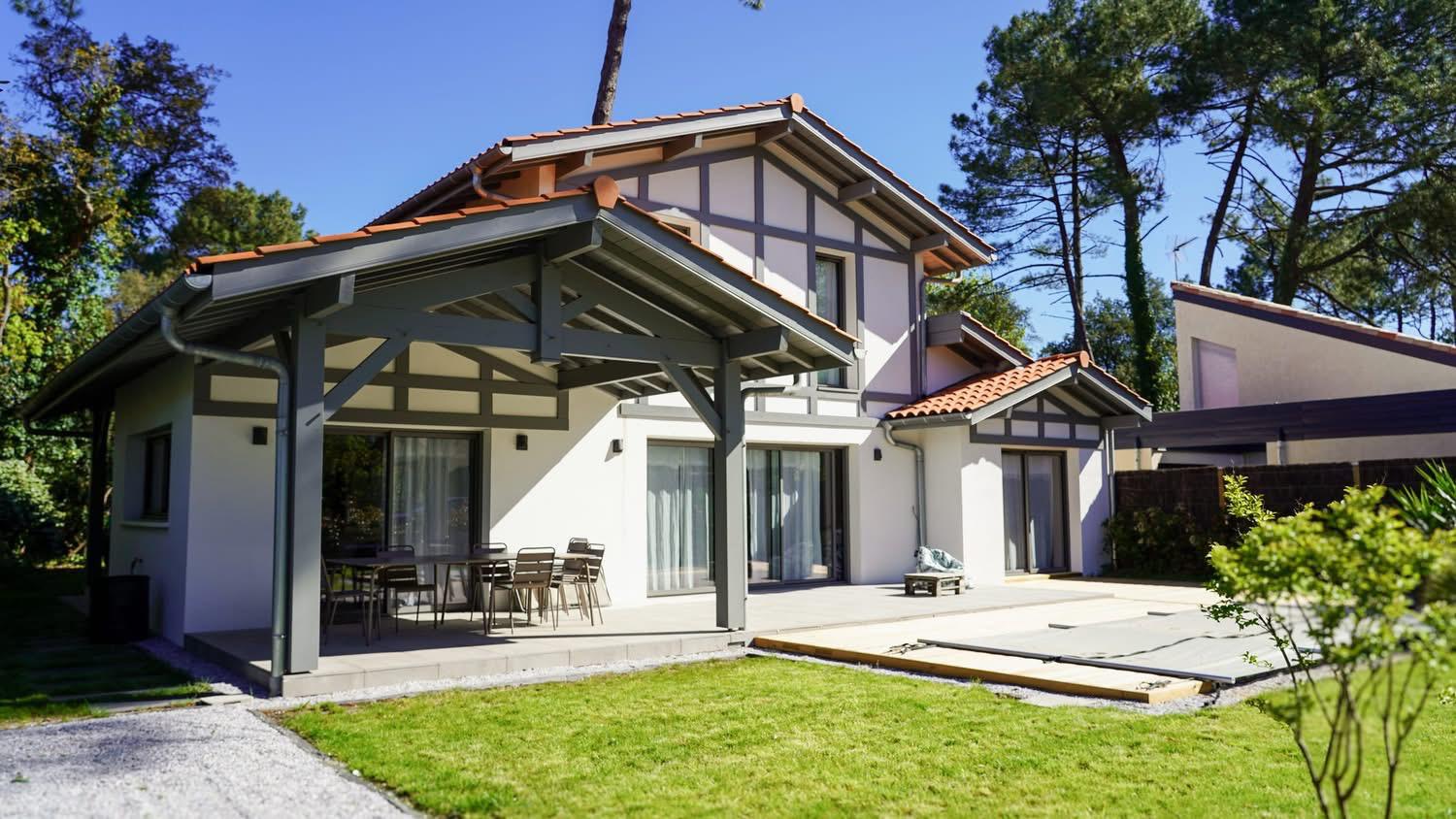 Maison individuelle de style landais avec terrasse et jardin