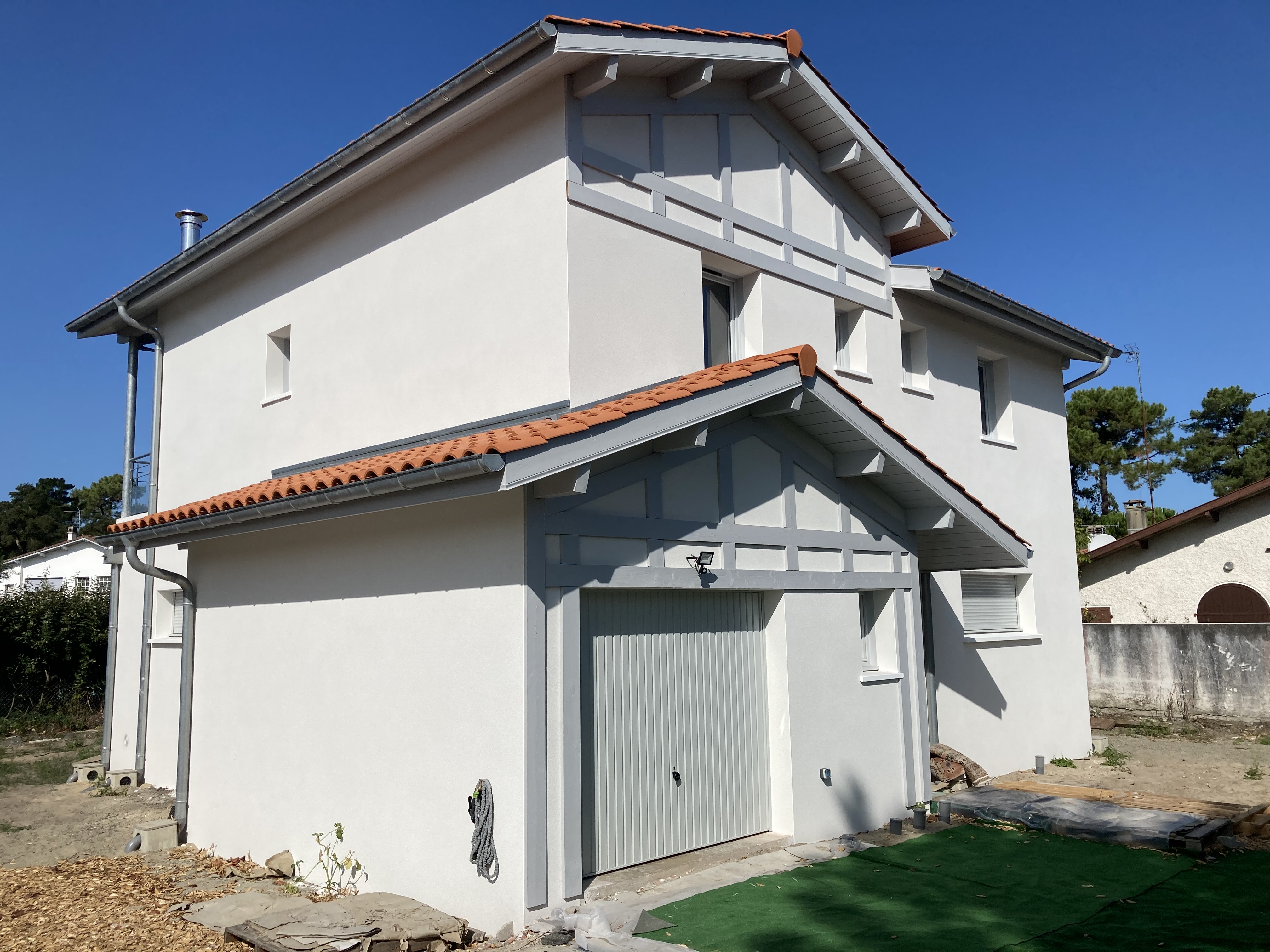 Maison individuelle avec garage et détails de colombage