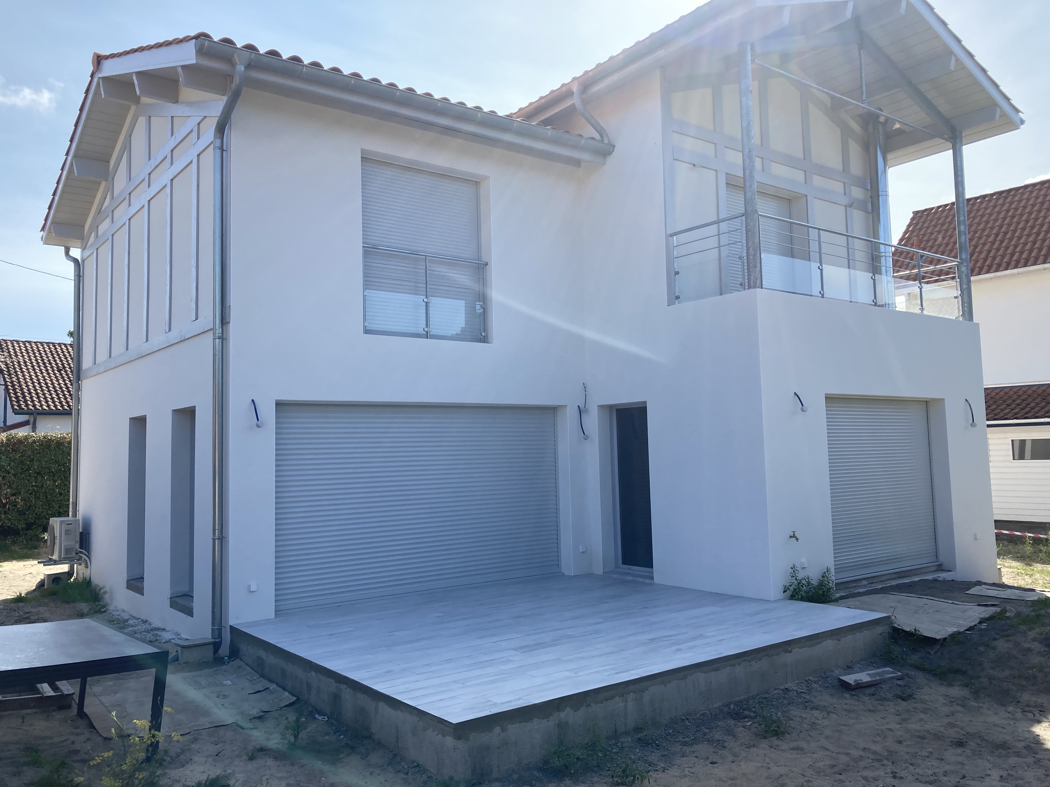 Maison avec balcon et façade à colombages