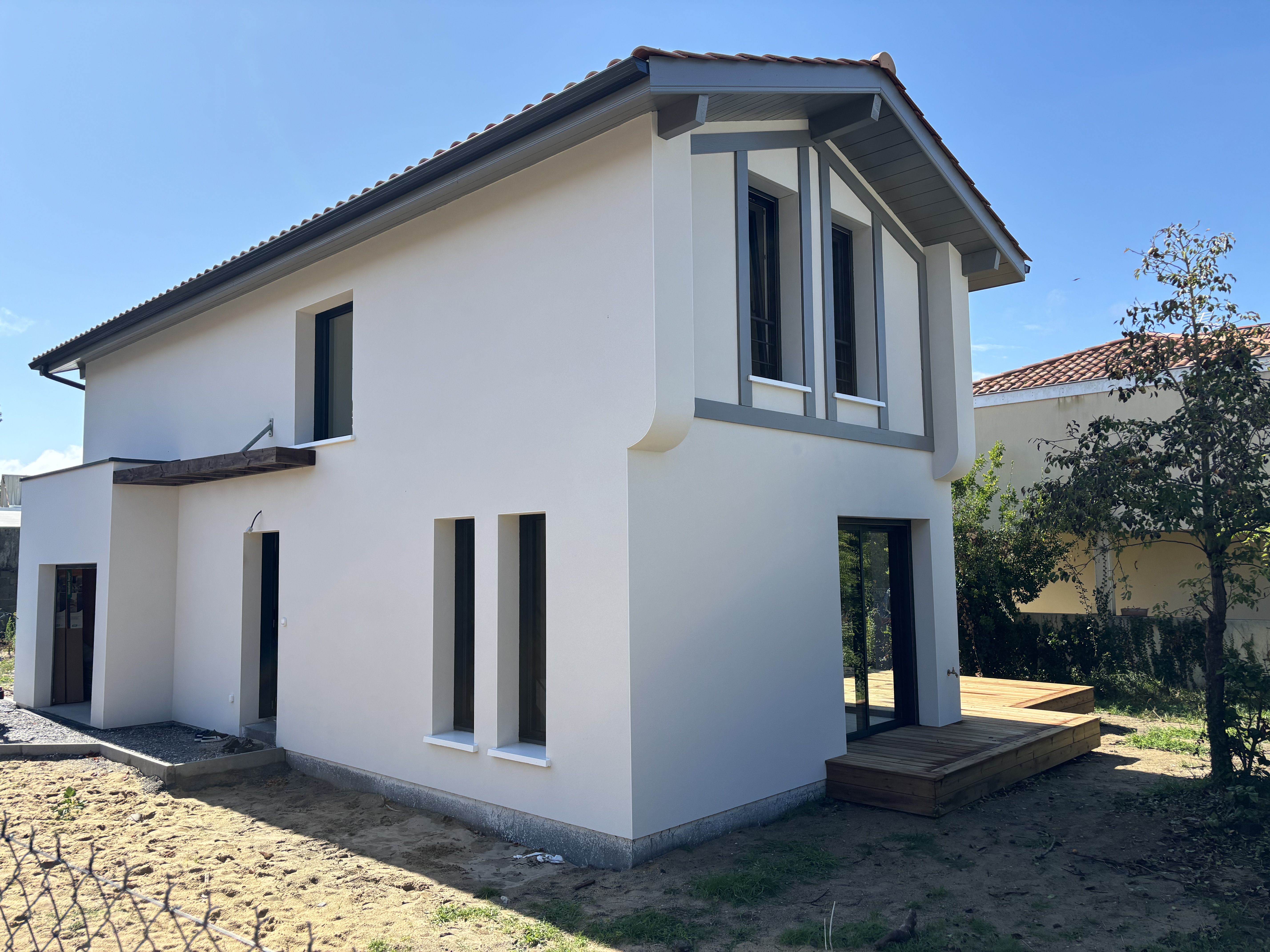 Maison individuelle de style landais avec détails de colombage