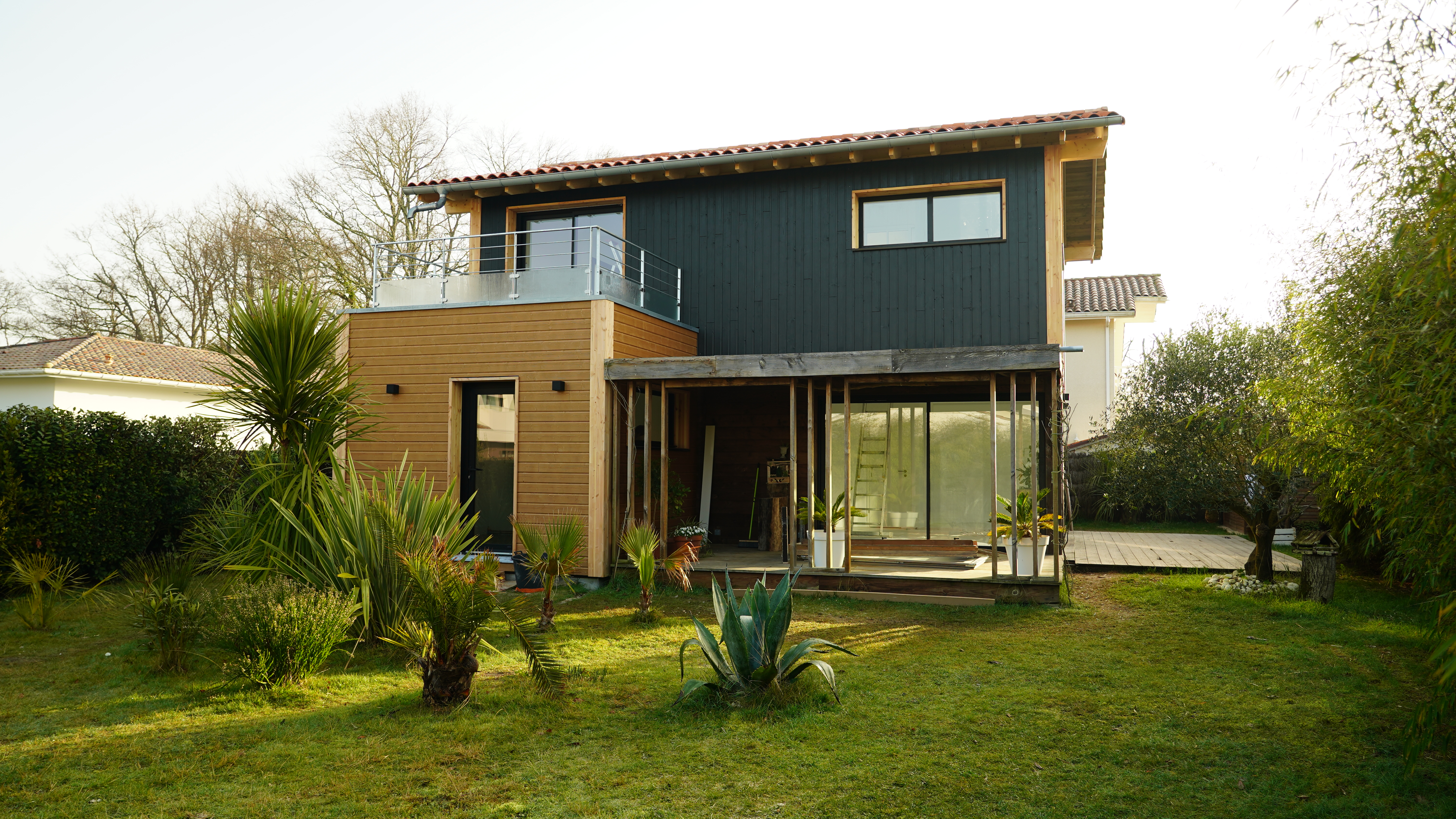 Extension de maison avec étage en bardage bois et balcon