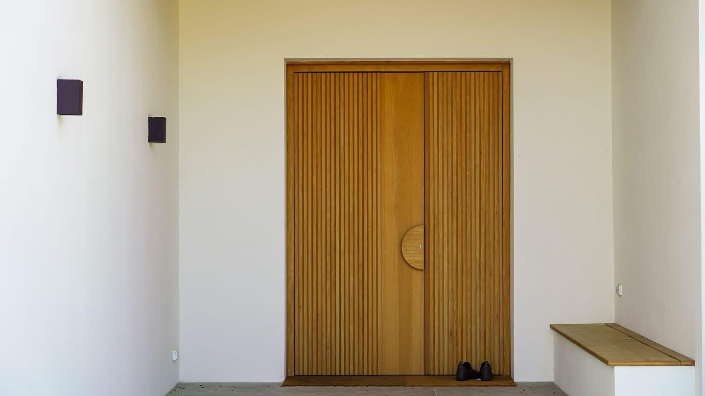 Porte en bois avec lignes verticales et poignée intégrée