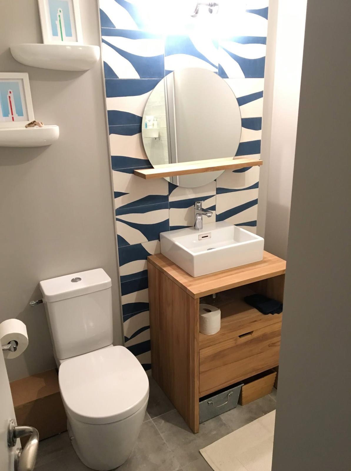 Meuble de salle de bains en bois avec vasque à poser