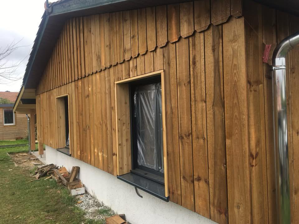 Façade en bardage bois pendant les travaux