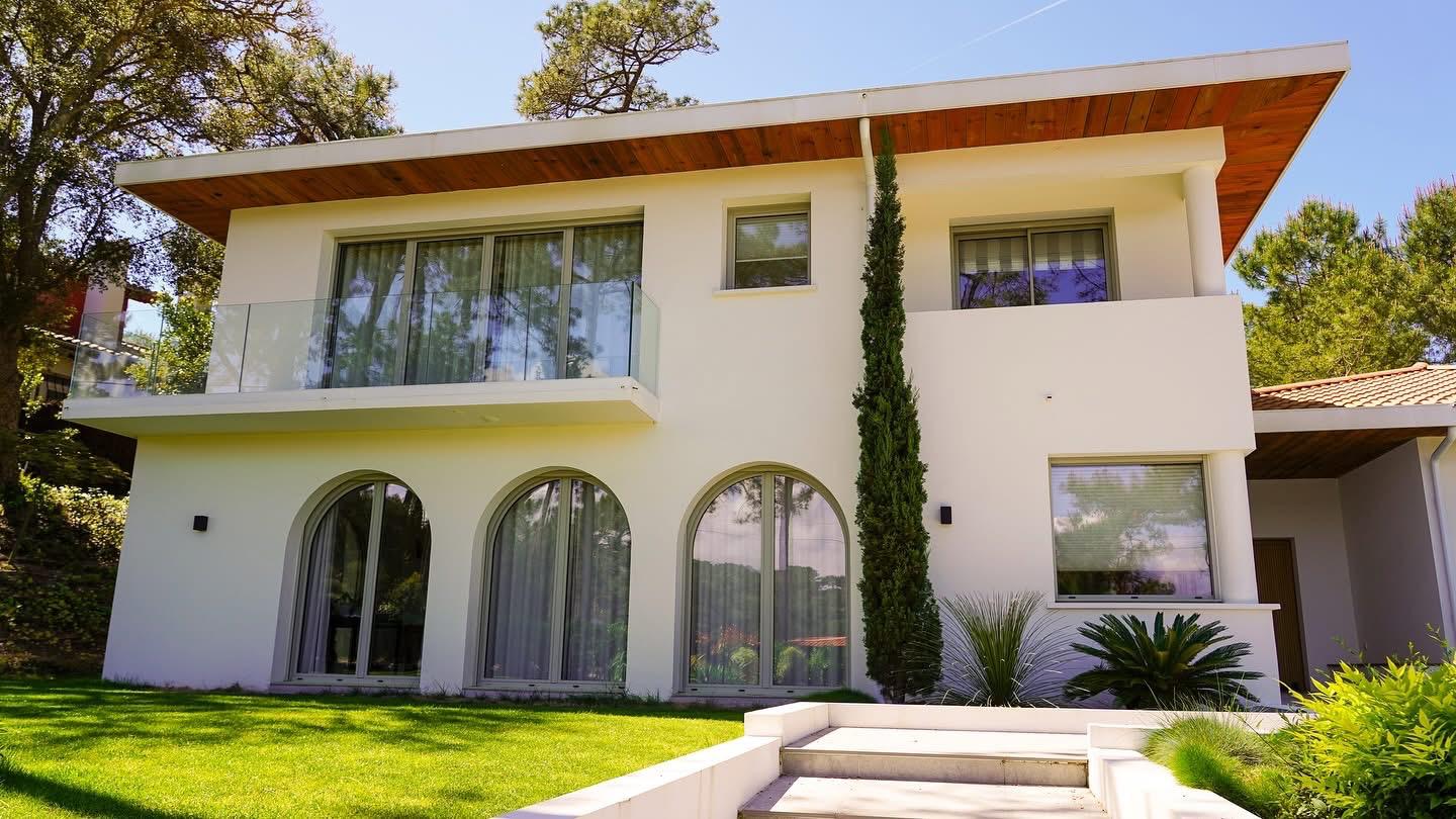 Maison rénovée au milieu d’un jardin arboré