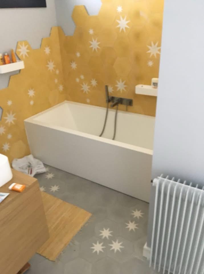 Salle de bains avec baignoire et revêtement mural décoratif