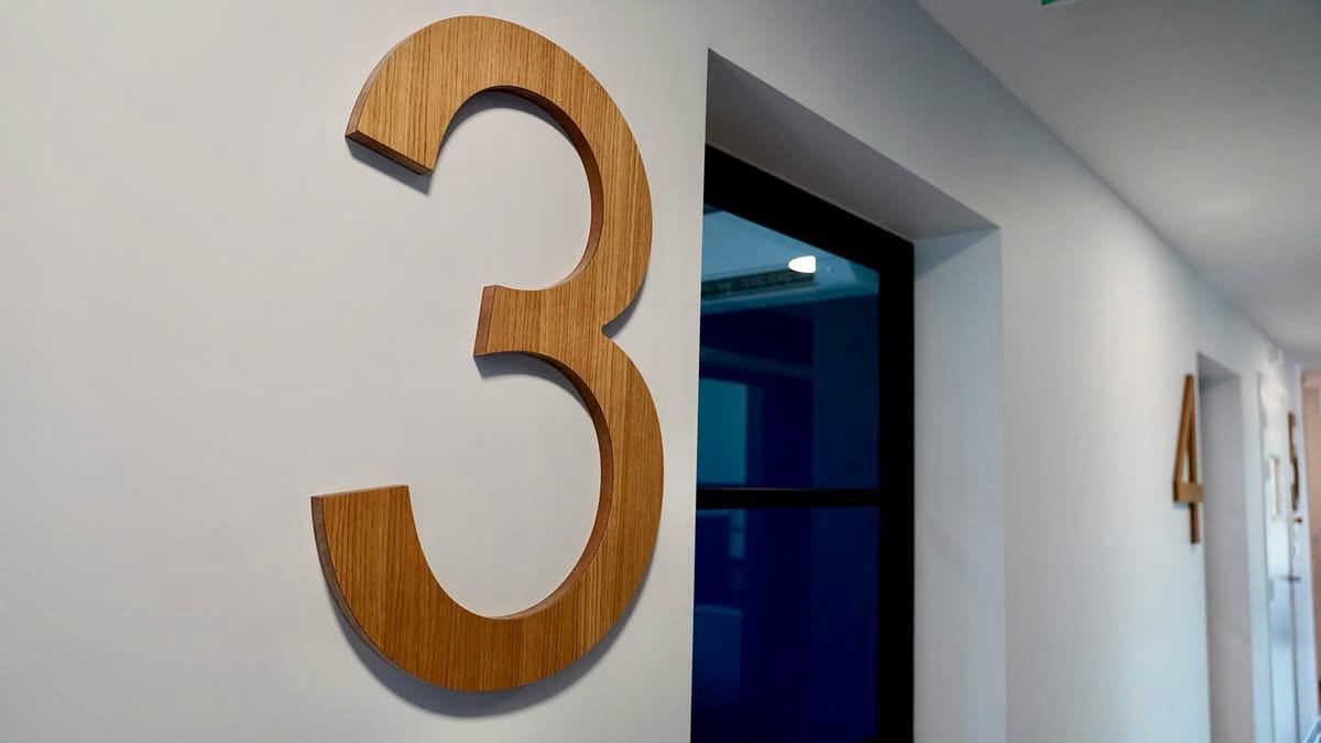 Détail de chiffre mural réalisé en bois