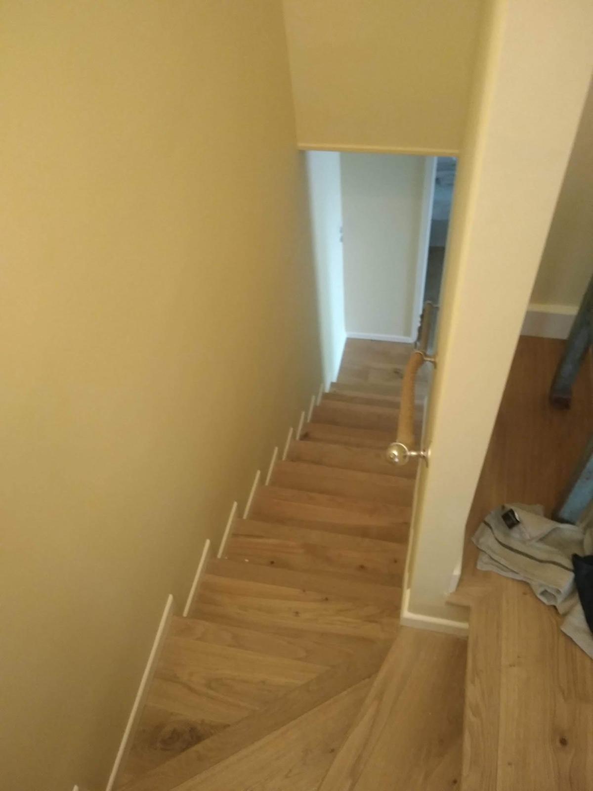 Escalier intérieur en bois vu depuis le palier