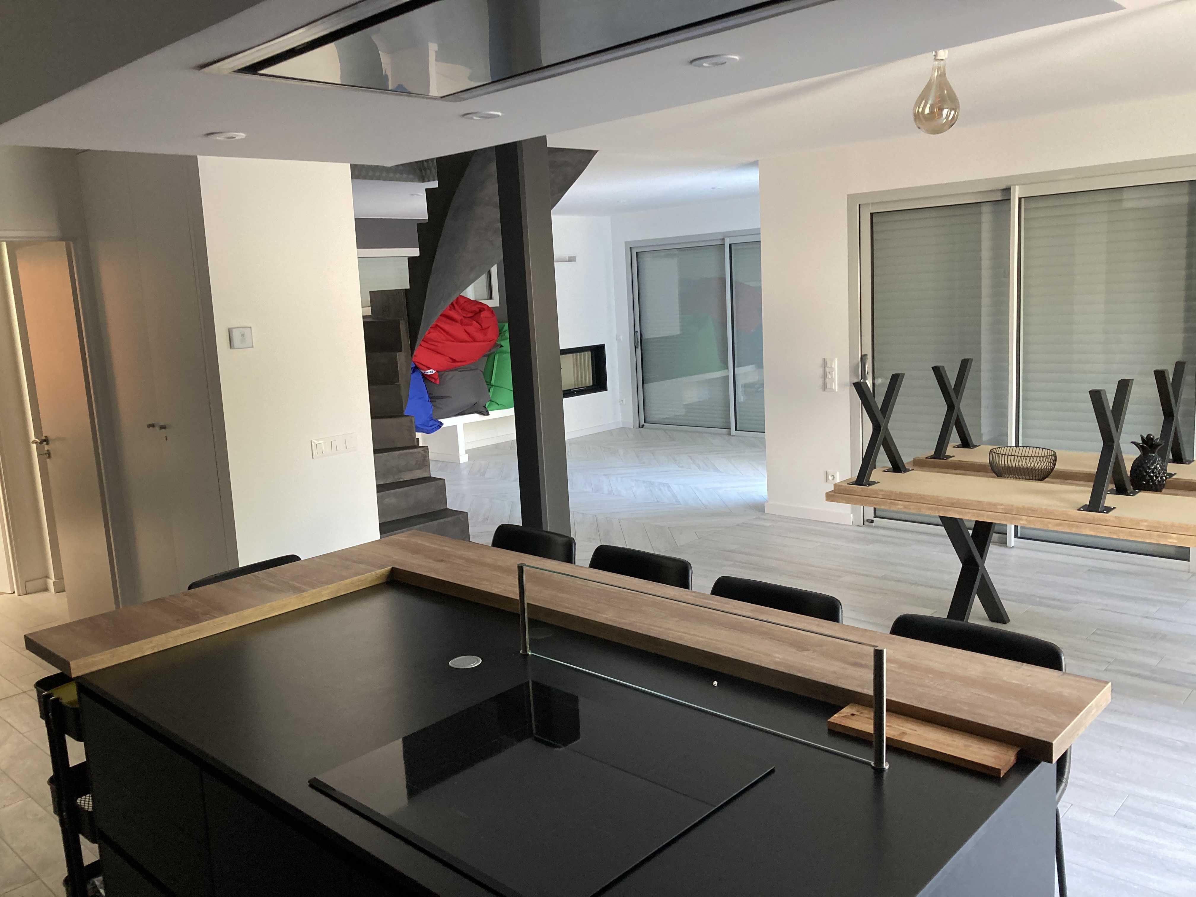 Espace intérieur aménagé avec mobilier et détails en bois